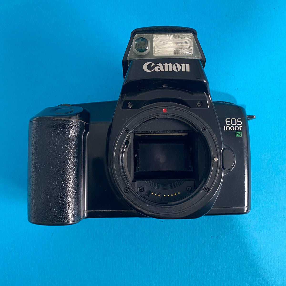 Appareil photo argentique Canon EOS 1000FN avec objectif