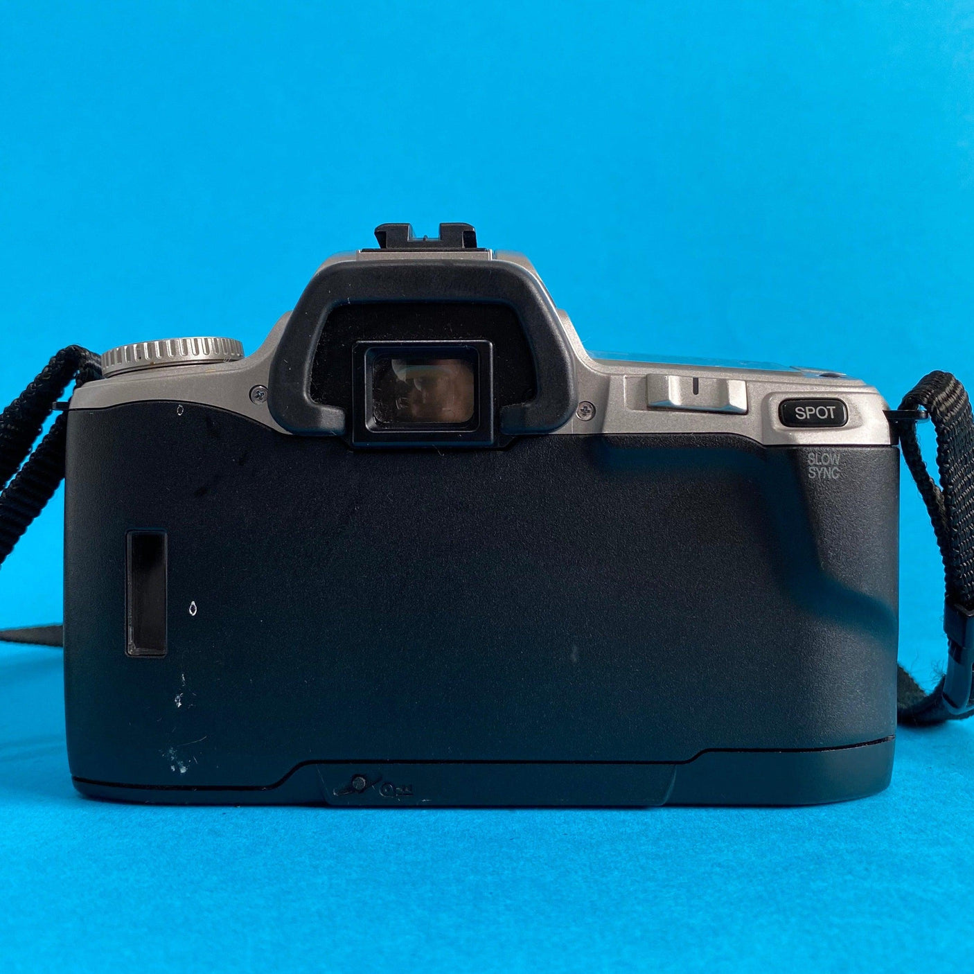 Minolta Dynax 404si Automatic SLR 35mm Film Camera with Auto Zoom Lens