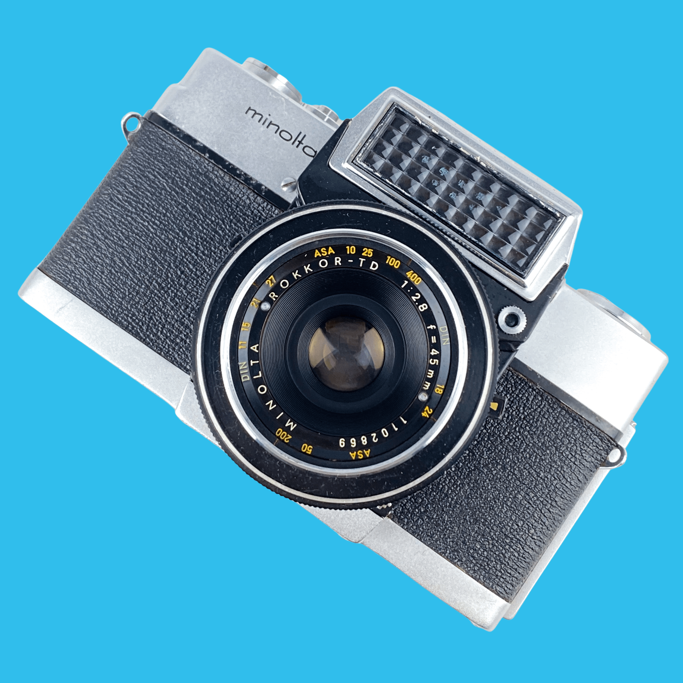 Focus sur l'appareil photo argentique Minolta Weathermatic Dual 35