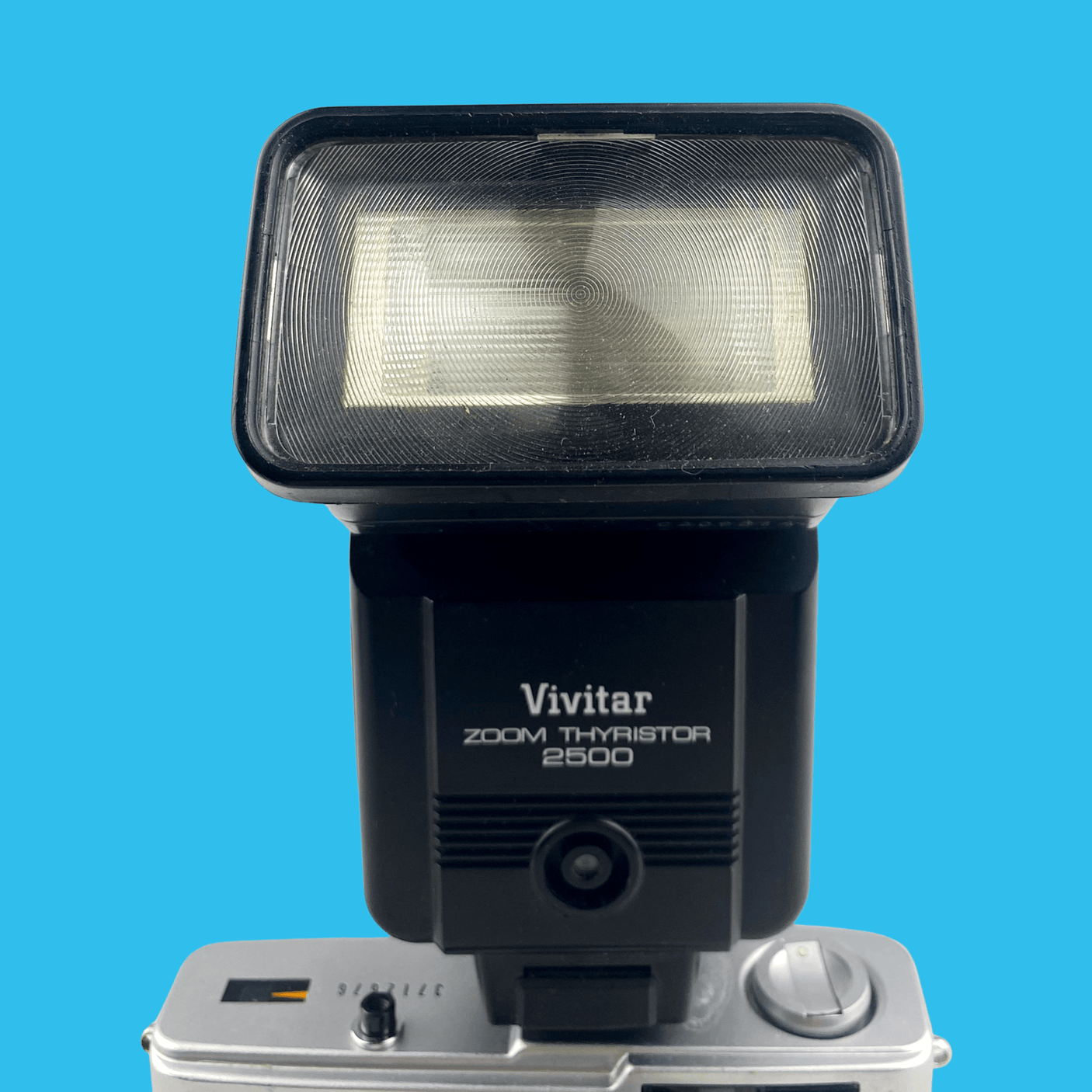 Vivitar Zoom Thyristor 2500 Flash Unit.