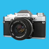 オリンパス OM30 35mm 一眼レフ フィルム カメラとオリンパス 50mm オリンパス OM30 35mm 一眼レフ フィルム カメラとオリンパス 50mm